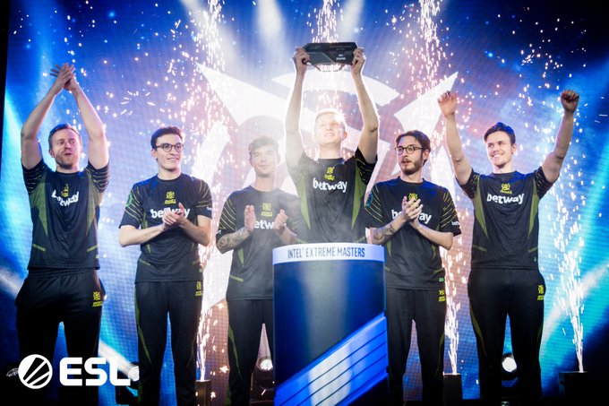 以其卓越的 以其卓越的