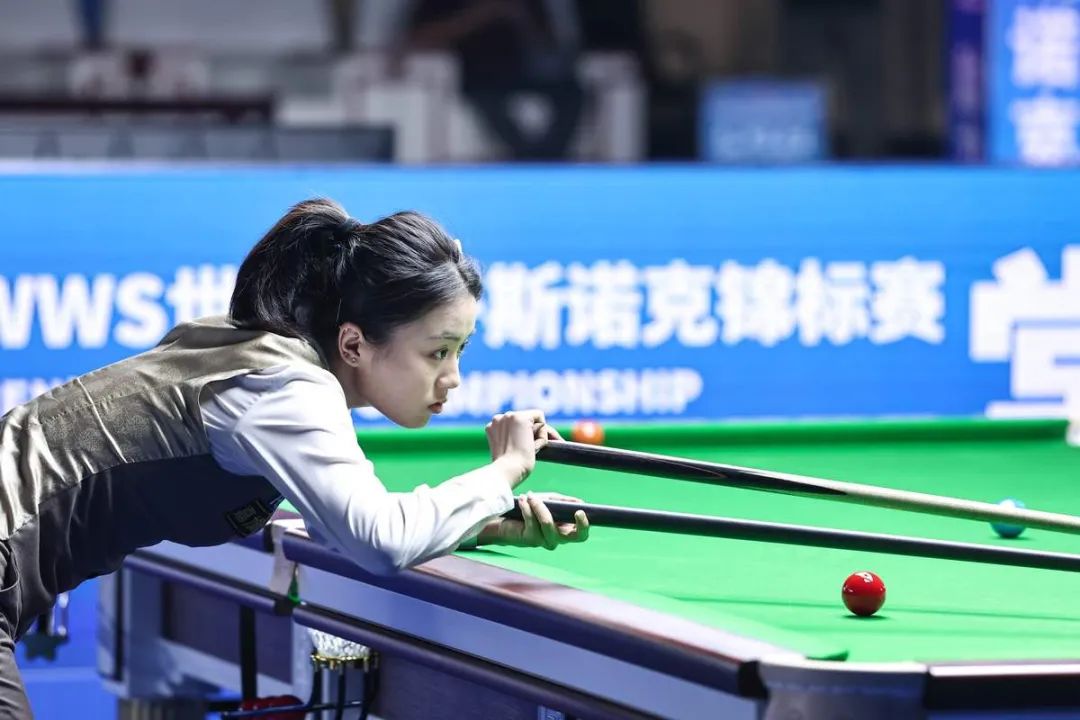 在赛场上持 在赛场上持